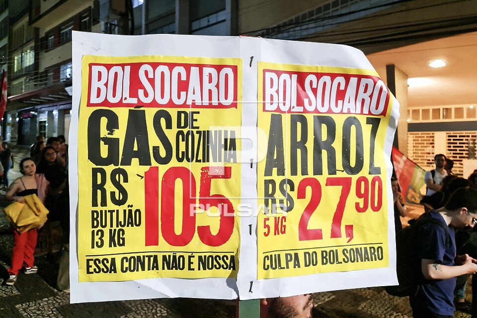Fredkrepe's tweet photo. Em 2021, eu corria a cidade pregando esses cartazes denunciando os preços durante o governo Bolsonaro. Tinha também o da gasolina a R$5,50. O gás hoje está R$120, o arroz continua na mesma e a gasolina R$6,20. O governo muda, mas a máquina de moer o pobre continua. https://t.co/RgrO6Zld2n