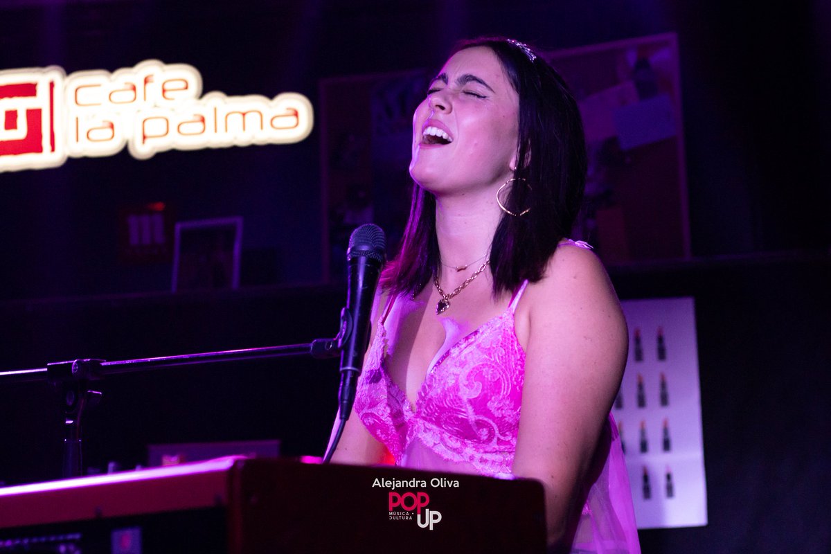 popup_mag's tweet photo. 🩷 | ¡Os enseñamos algunas imágenes de la presentación del EP debut de Chiara Oliver (@chiaraoliver) 'La Libreta Rosa'!

📸: @alejandra__or https://t.co/FDrwOeTi2j