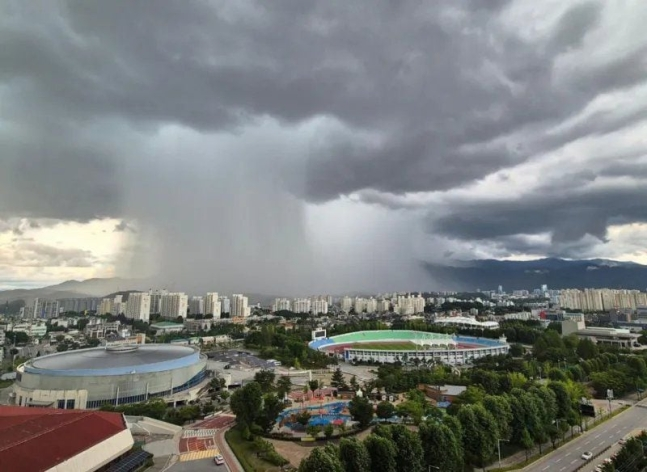 tang__kira's tweet photo. Fenomena hujan deras hanya di kawasan padat apartemen di Wonju, Gangwon-do, tapi sekitarnya kering.

Sampe seorang netizen bilang:
“Ini alasan kita gak bisa nyalahin BMKG walaupun gak sesuai ramalan cuacanya.”

Hujan deras lokal mengacu pada hujan yang gak merata, alias cuman mengguyur pada wilayah tertentu aja dan turun secara intensif karena karakteristik topografi dan masalah debit curah hujan tidak merata.