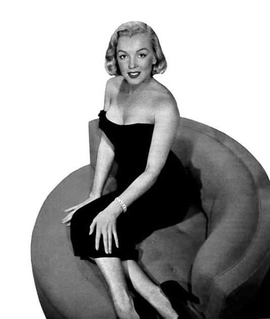 Clubpassionmar2's tweet photo. Bonne journée de vendredi.
Have a sweet Friday.

#Marilynmonroe #marilyn #clubpassionmarilyn #bobbeerman https://t.co/8HrwP2gSyJ