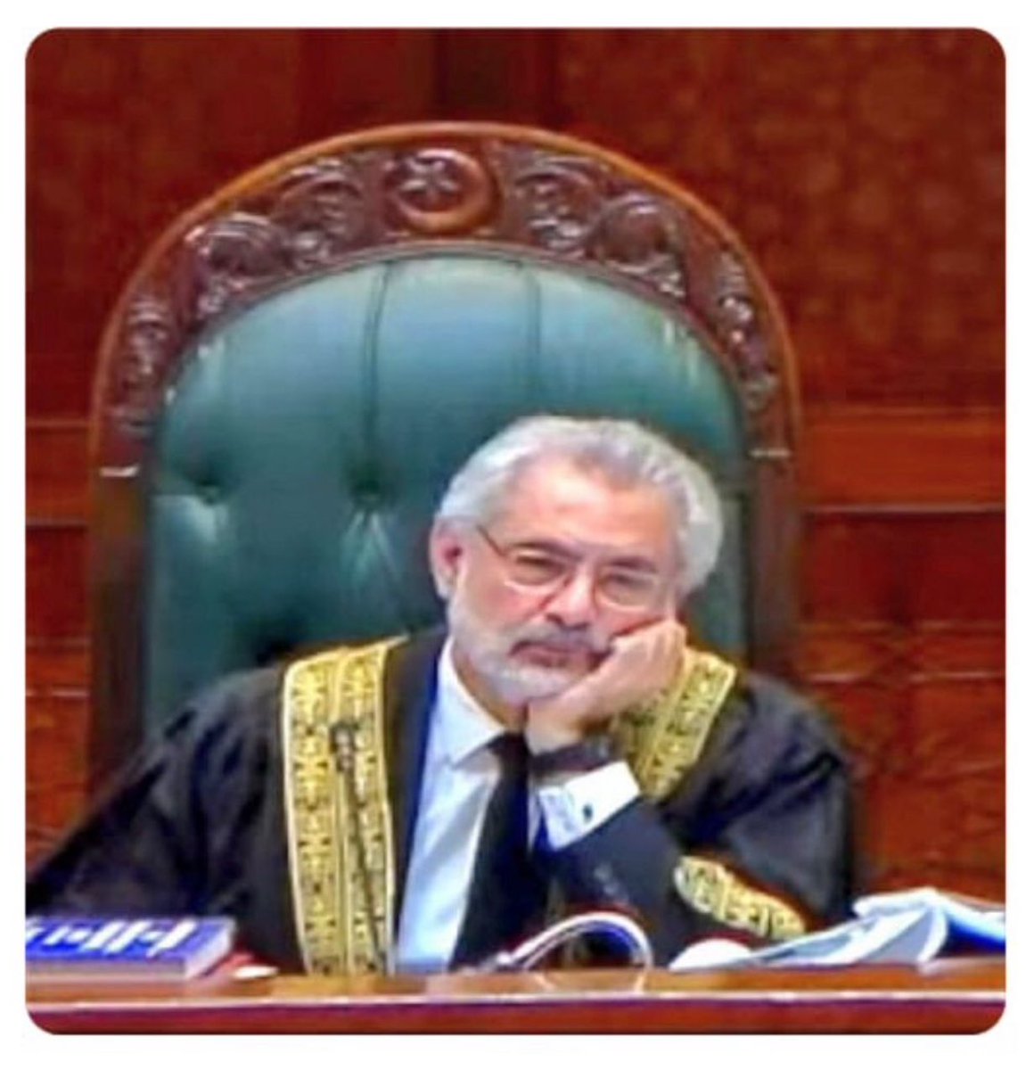 OryaMaqboolJan's tweet photo. آج تک ادب میں یہ محاورہ پڑھا اور سنا تھا “حیرت سے تصویر ہونا” معنی و مفہوم آج سمجھ میں آیا https://t.co/dk4jvRVS3b