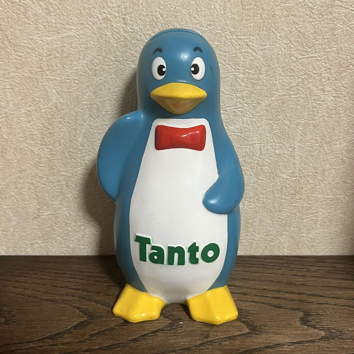 ナショナル（現パナソニック）のペンギンの貯金箱は、当時の家庭用電化製品のプロモーション用ノベルティとして提供されました。
形や色味、顔の表情がなんとも可愛いです🤗

#ソフビ
#レトロ