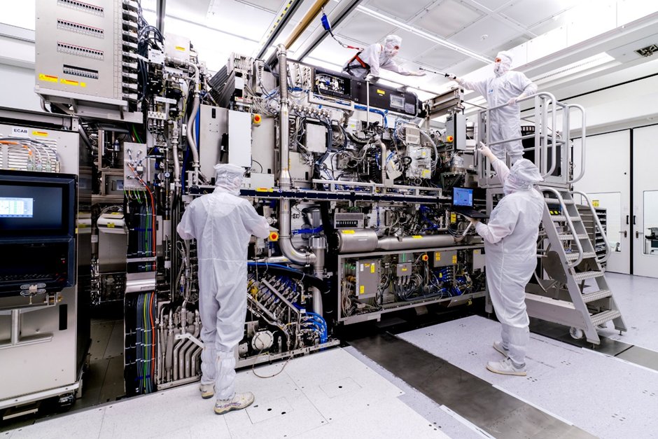 ASML is the only company in the world that produces EUV (Extreme Ultraviolet Lithography) machines

These are vital for the semiconductor industry to create smaller, more powerful chips

Cost of 1 machine? Just 400 Mn USD/Rs 3300 Cr!

A thread on a few amazing facts on ASML –