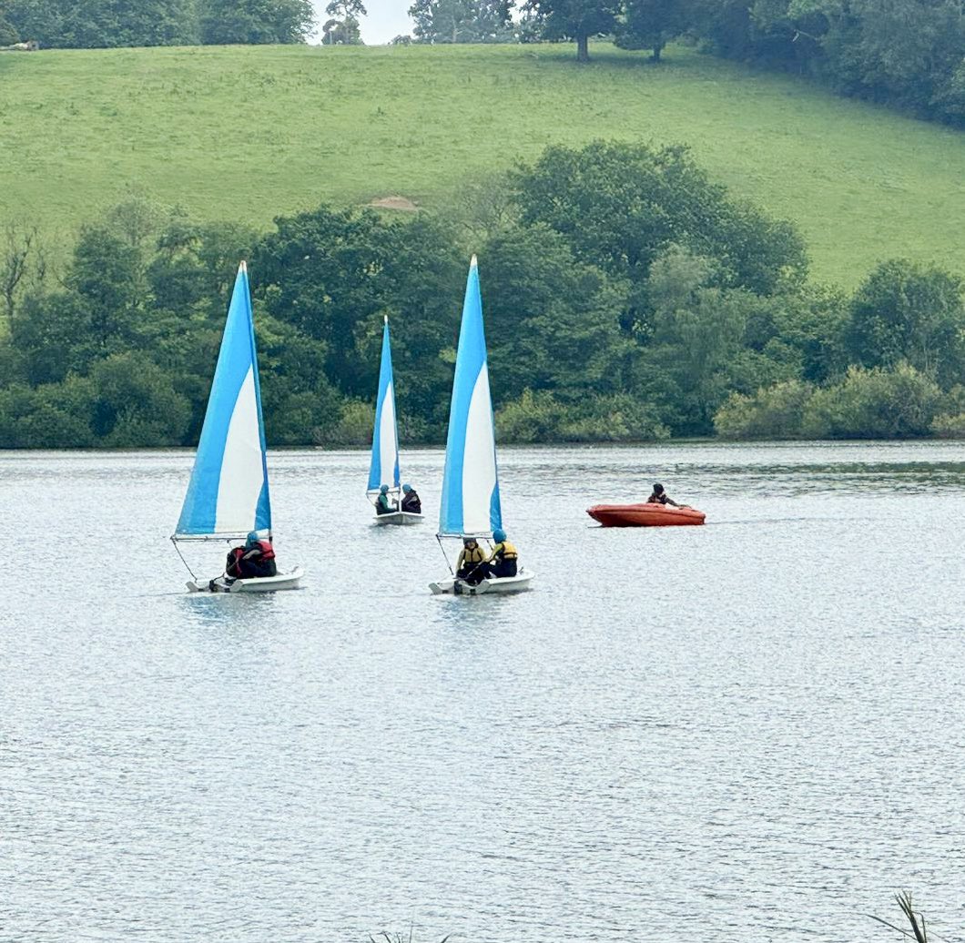 OrielHighSchool's tweet photo. These guys are having an awesome time on the water at Ardingly Reservoir 💜🛶💜 #Sailing #Kyaking #ActivitiesWeek2024 https://t.co/CLzdKbTzhP