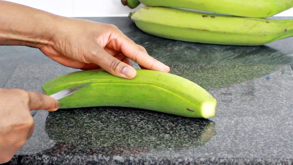 HerbalistChief's tweet photo. Plantain peels treat

🌿Stomach ulcer 
🌿Acid reflux 
🌿Low sperm count
🌿Wound 
🌿Gout 
🌿High prolactin 
🌿Kidney stones
🌿Allergic reactions
🌿Blood pressure

Cut the peels into smaller pieces and boil with water for 15-20 mins. Drink a teacup twice daily. 

 Nature heals. https://t.co/E6jq9rxvaY
