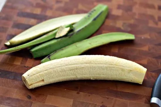 HerbalistChief's tweet photo. Plantain peels treat

🌿Stomach ulcer 
🌿Acid reflux 
🌿Low sperm count
🌿Wound 
🌿Gout 
🌿High prolactin 
🌿Kidney stones
🌿Allergic reactions
🌿Blood pressure

Cut the peels into smaller pieces and boil with water for 15-20 mins. Drink a teacup twice daily. 

 Nature heals. https://t.co/E6jq9rxvaY