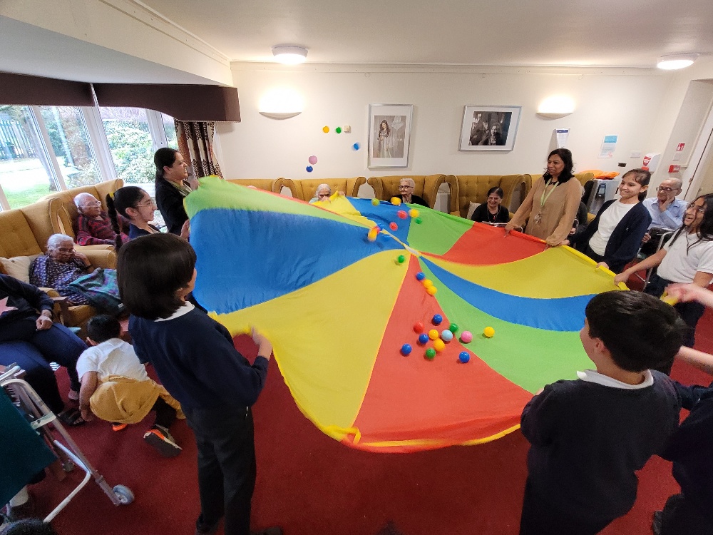 LinkingSchool's tweet photo. Our #IntergenerationalLinking partnerships connect schools/youth grps with care homes/day centres so younger & older people can spend time together, having fun & sharing experiences
One of our star partnerships is @AbbeyMead_TMET & @SanctuaryCareUK Asra House
Join us for 2024-25 https://t.co/oZXRVGWLV5