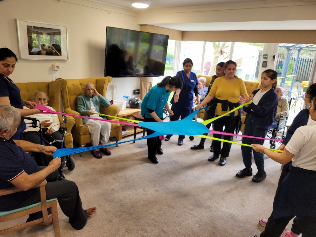 LinkingSchool's tweet photo. Our #IntergenerationalLinking partnerships connect schools/youth grps with care homes/day centres so younger & older people can spend time together, having fun & sharing experiences
One of our star partnerships is @AbbeyMead_TMET & @SanctuaryCareUK Asra House
Join us for 2024-25 https://t.co/oZXRVGWLV5