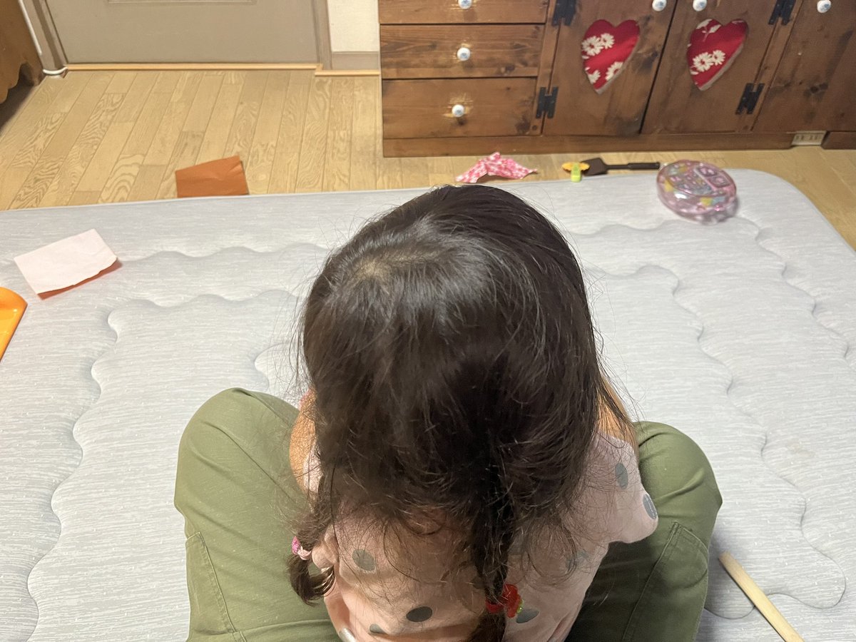 js_xnh's tweet photo. 今年も膝に姪っ子。

左:長女
右:次女 https://t.co/fTxUYSHjf6