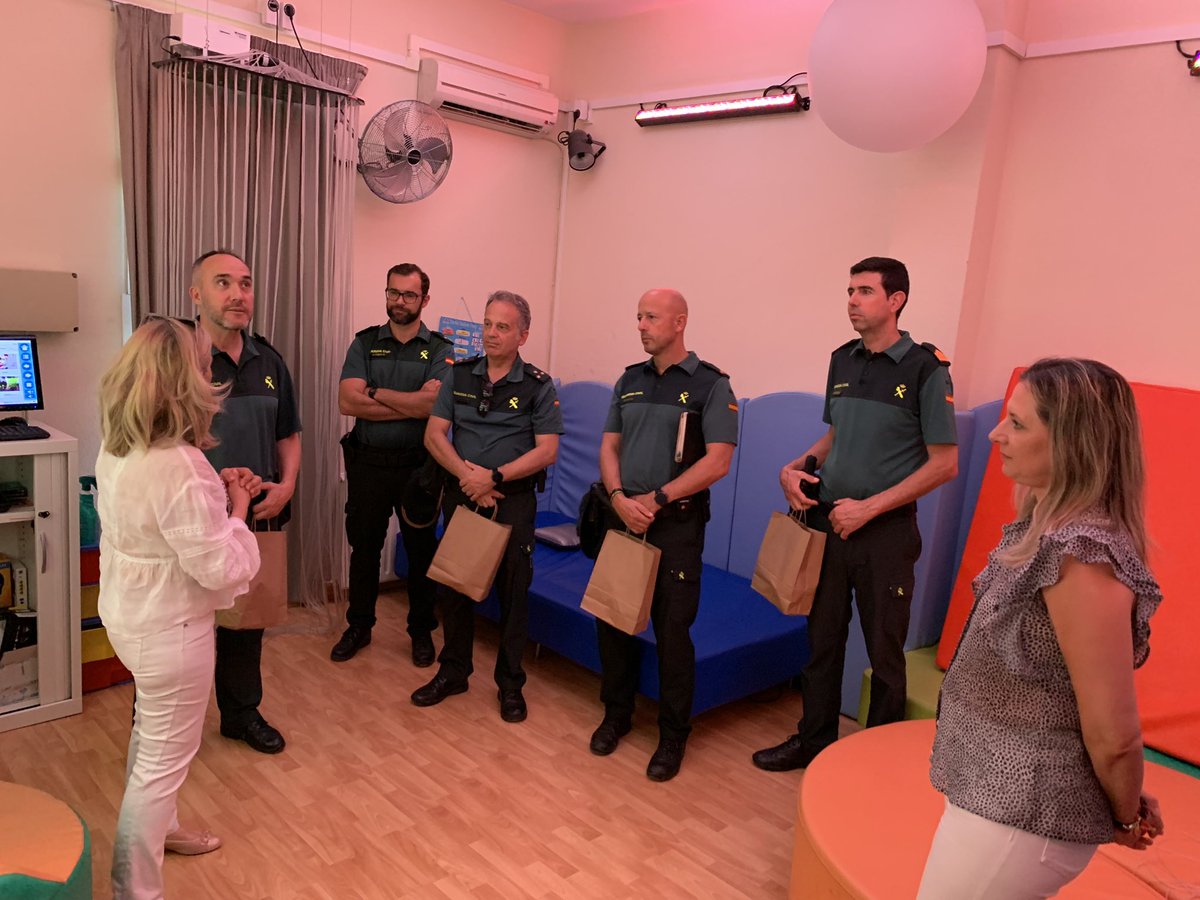 plena_merida's tweet photo. Hoy la Guardia Civil ha visitado nuestras instalaciones y nos han emplazado a participar en el VII Cross Solidario de la Guardia civil que se celebrará el próximo 20 de Octubre y al que estaremos encantados de acudir. Desde aquí os animamos a todos también a participar. https://t.co/QSDpvlLRk1