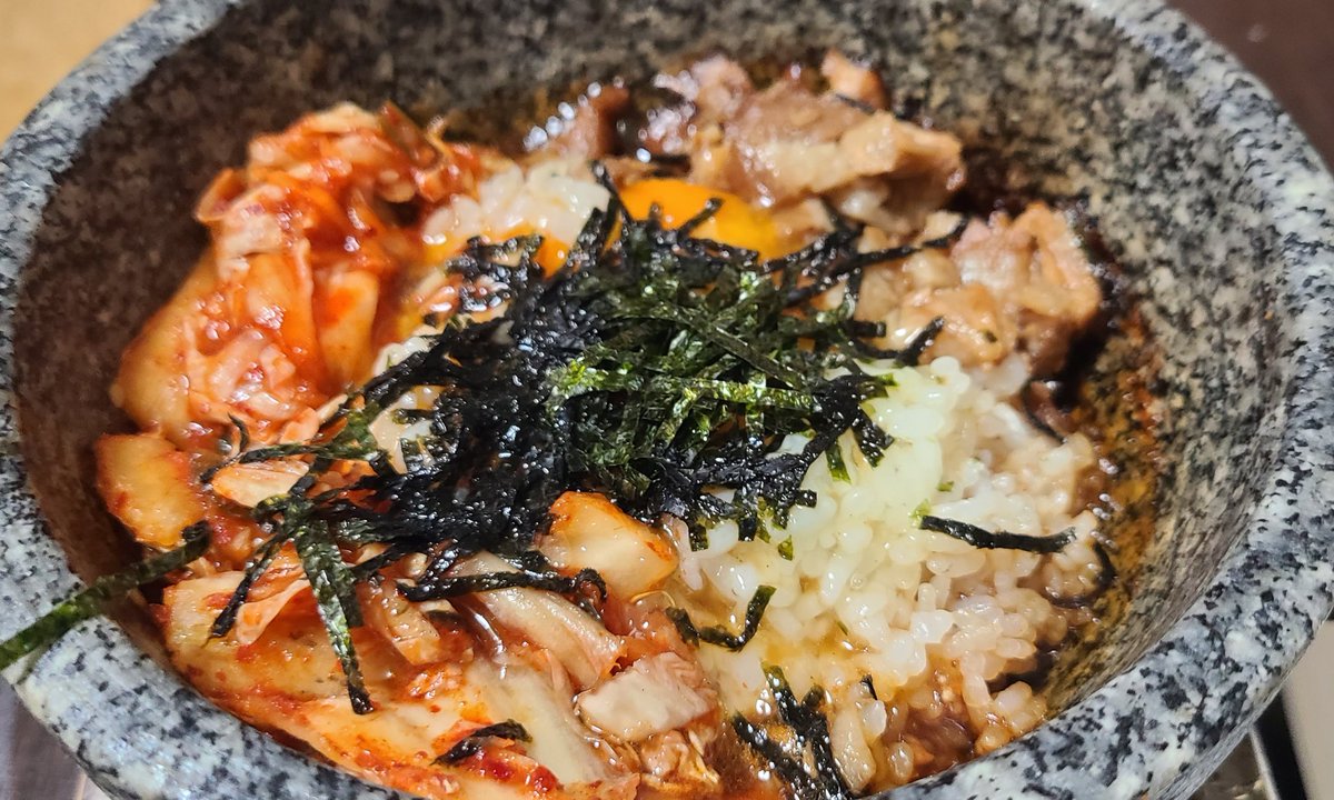 kncs03's tweet photo. 今日は豪勢にラフテー石焼ビビンバに、ナスとポテトサラダのミルフィーユに、納豆巻き😆
金曜日お疲れさま😆 https://t.co/6XrDTaw84L