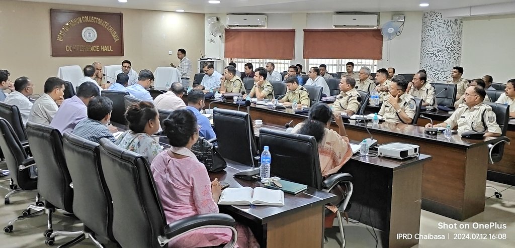 पर प्रसारित हो रहे सूचनाओं पर सतत निगरानी रखने का निर्देश दिया गया, साथ ही सौहार्दपूर्ण व शांतिपूर्ण माहौल के विरुद्ध गलत आचरण करने वाले लोगों पर विधि सम्मत कार्रवाई करने हेतु संसूचित किया गया।
