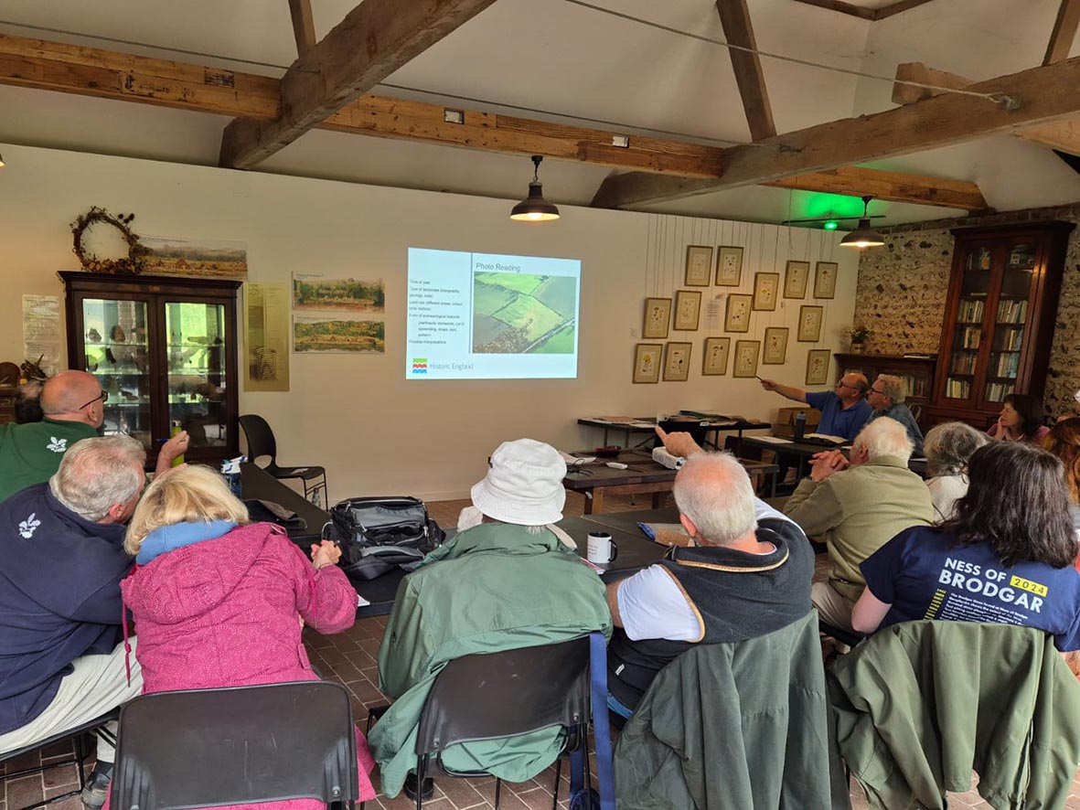 HE Archaeology (@he_archaeology) on Twitter photo What have we been up to this week?
Training <a href="/nationaltrust/">National Trust</a> Changing Chalk project volunteers in air photo interpretation!
Learn about #archaeology in <a href="/sdnpa/">South Downs National Park</a> and how you can join in as an archaeology detective ⬇️
nationaltrust.org.uk/visit/sussex/v…
#AerialArchaeology What have we been up to this week?
Training <a href="/nationaltrust/">National Trust</a> Changing Chalk project volunteers in air photo interpretation!
Learn about #archaeology in <a href="/sdnpa/">South Downs National Park</a> and how you can join in as an archaeology detective ⬇️
nationaltrust.org.uk/visit/sussex/v…
#AerialArchaeology