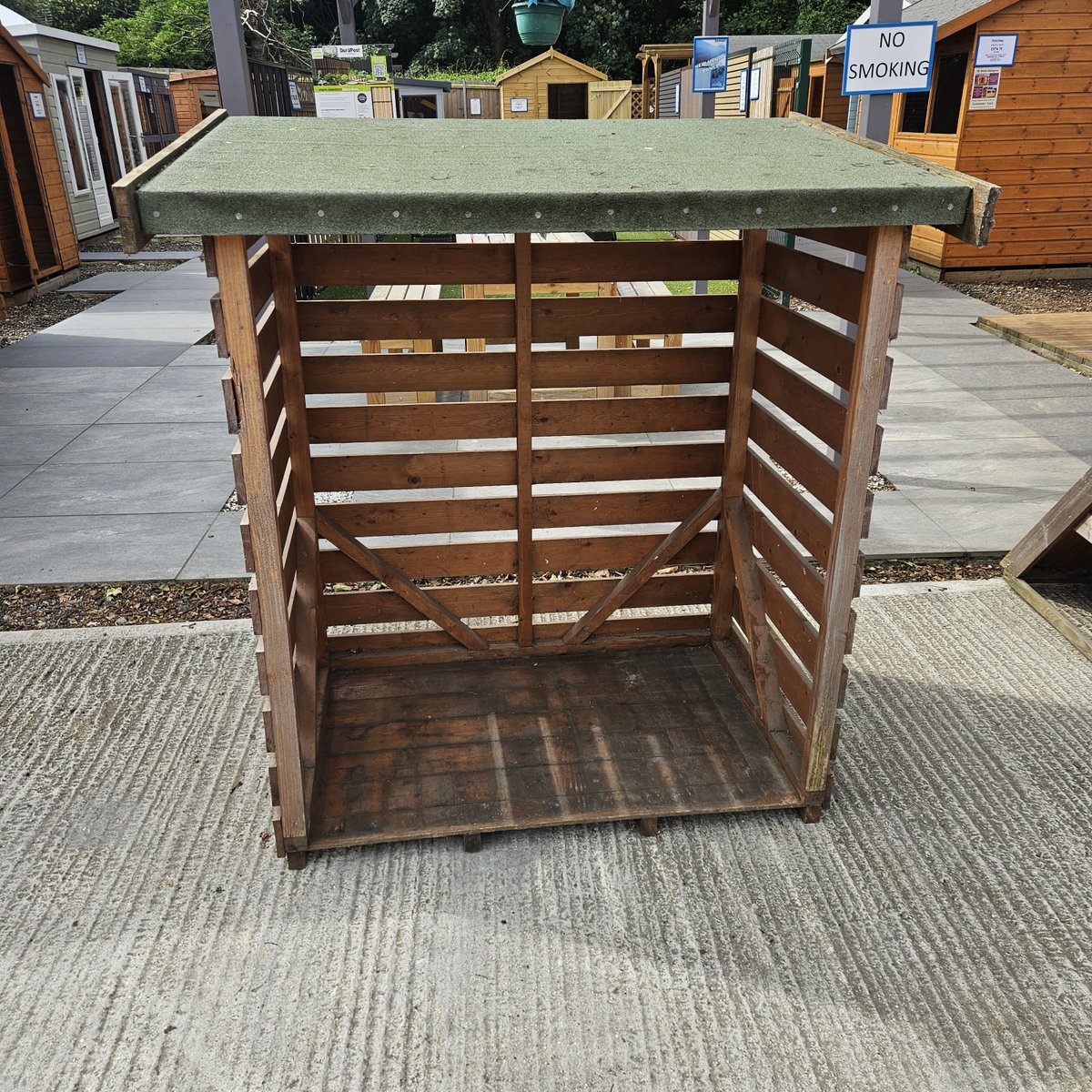 lemonfencing's tweet image. Ex-display log store available for purchase! Just £50! 1.2m x 0.76m deep. Sold as is. Delivery would be an additional charge, dependant on postcode. Or collect from our Rochford branch. Only 1 available! #Logstore #Exdisplay #Southend #Essex