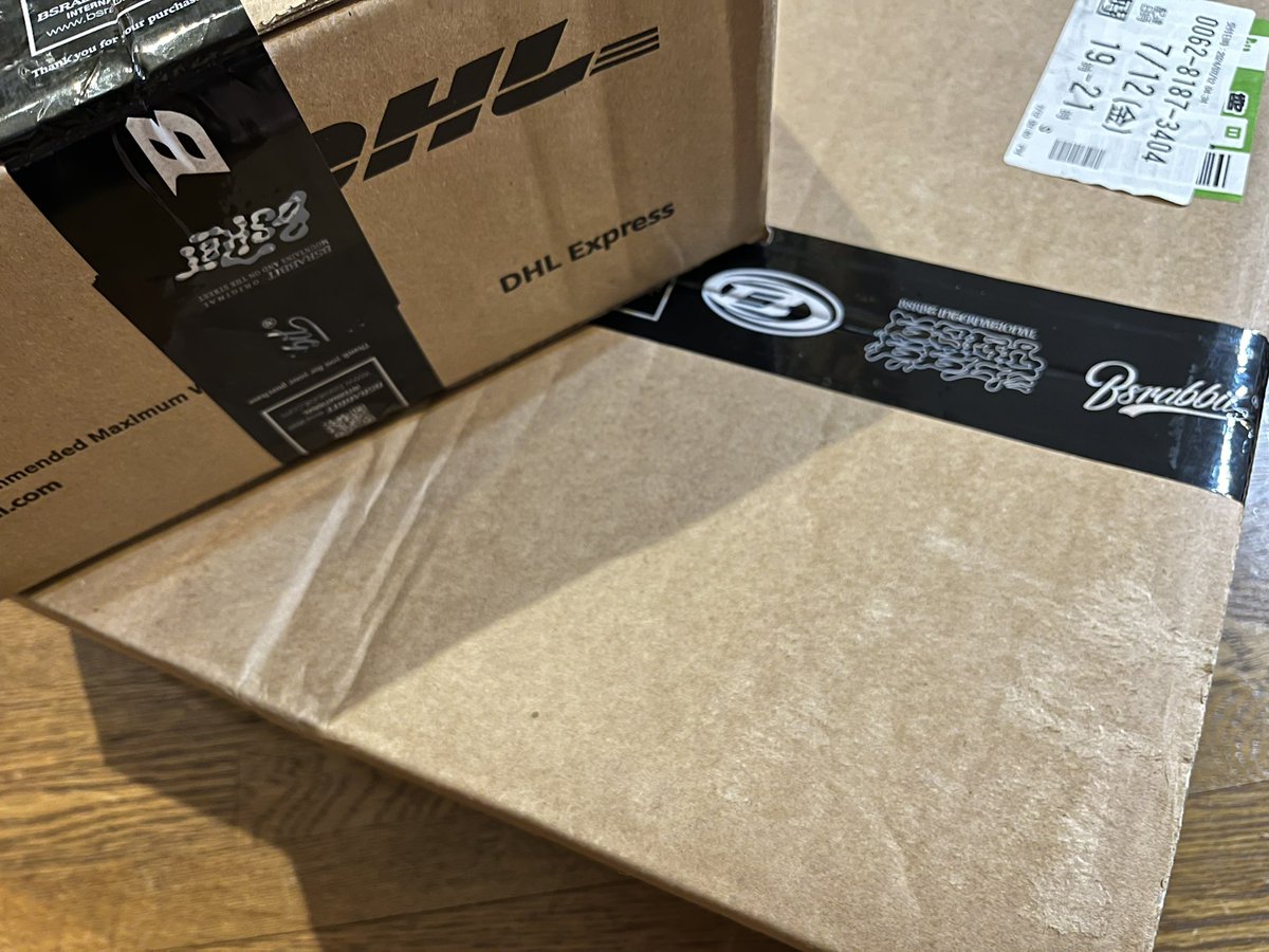 imomun's tweet photo. 去年買ったから今年は買うつもりは無かったのに…
無かったのにSALEのサイトを見てたらついつい… 二箱も…🤣🤣
まだスノボシーズンまでまだまだあるのに
去年のやつメルカらねばダンスがパンパンよ
#BSRABBIT #スノーボード #ウェア https://t.co/S228kp739t