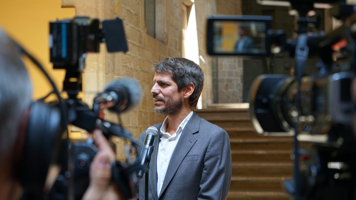 culturagob's tweet photo. 📢 La exposición ‘El largo viaje’ culmina la conmemoración del centenario de Jorge Semprún 

🏛 El ministro de Cultura, @ernesturtasun, ha inaugurado esta mañana la muestra en el Archivo de la Corona de Aragón, en Barcelona https://t.co/1mIRDNQSPq