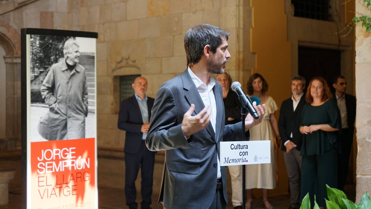 culturagob's tweet photo. 📢 La exposición ‘El largo viaje’ culmina la conmemoración del centenario de Jorge Semprún 

🏛 El ministro de Cultura, @ernesturtasun, ha inaugurado esta mañana la muestra en el Archivo de la Corona de Aragón, en Barcelona https://t.co/1mIRDNQSPq
