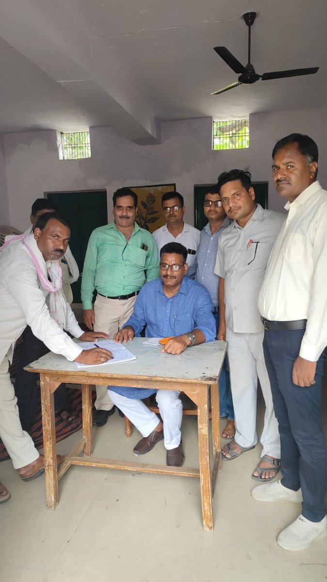 डिजिटलाइजेशन आदेश से असहमति जताते हुए आज बीआरसी  दुबेपुर पर शिक्षामित्र संघ के जिला अध्यक्ष बृजेश पांडेय उपस्थित होकर हस्ताक्षर करते हुए। आज दूसरे दिन भी सर्वे का कार्य जारी रहा।
<a href="/DrDCSHARMAUPPSS/">Dr Dinesh Chandra Sharma</a> जिंदाबाद <a href="/UPPSS1921/">UPPSS(उ०प्र०प्राथमिक शिक्षक संघ)</a> जिंदाबाद