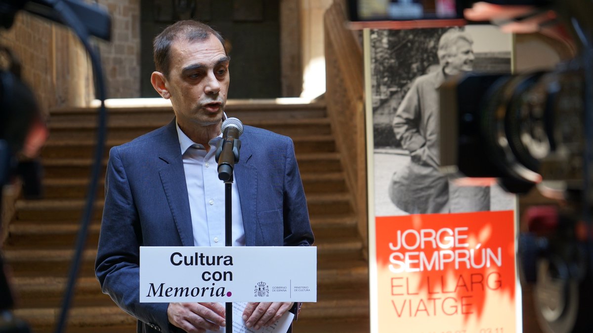 culturagob's tweet photo. 📢 La exposición ‘El largo viaje’ culmina la conmemoración del centenario de Jorge Semprún 

🏛 El ministro de Cultura, @ernesturtasun, ha inaugurado esta mañana la muestra en el Archivo de la Corona de Aragón, en Barcelona https://t.co/1mIRDNQSPq