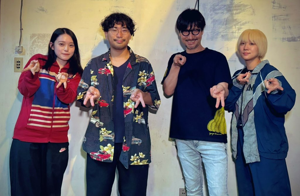 Kojima_Hideo's tweet photo. 「ベイビーわるきゅーれ」の撮影現場にお邪魔して来ました。伊澤彩織さん、髙⽯あかりさん、阪元裕吾監督、園村健介アクション監督と。園村さんとはMGS4、MGR以来。 https://t.co/XG9jpNYj9Z