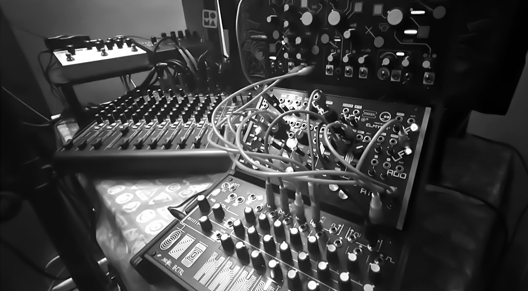 xcmioo's tweet photo. • Organism 2 / #Elmyra and #Strega / by Jon Gee
▶️ https://t.co/leo2DNIYIQ
#analog #synth #modular #ambient #music #soundscape #atmospheric https://t.co/taw6aWcXsj