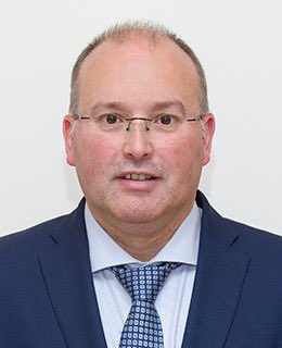 Para los y las que estáis blanqueando al #corrupto PP con la “ruptura con sus amigos”, con la excusa del centenar de menores, NO OLVIDÉIS NUNCA que, este cara 🐷 de la foto, quería sacar a la armada contra estos niños en el mar, hace solo 15 días.
#SonLaMismaMierda