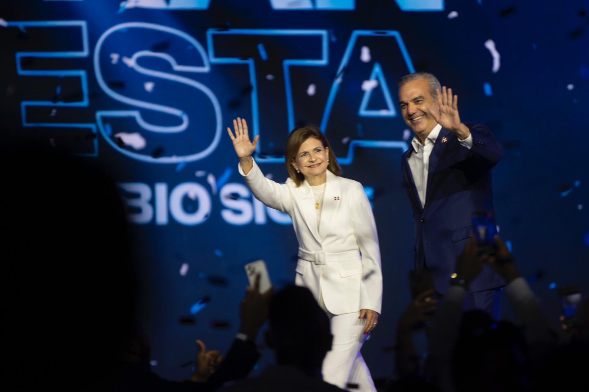 En este día especial, expreso mis más cálidas felicitaciones a nuestro presidente @LuisAbinader por su cumpleaños. Que su vida siempre esté llena de bendición y salud para seguir trabajando con compromiso y entrega, en favor de nuestro amado país.