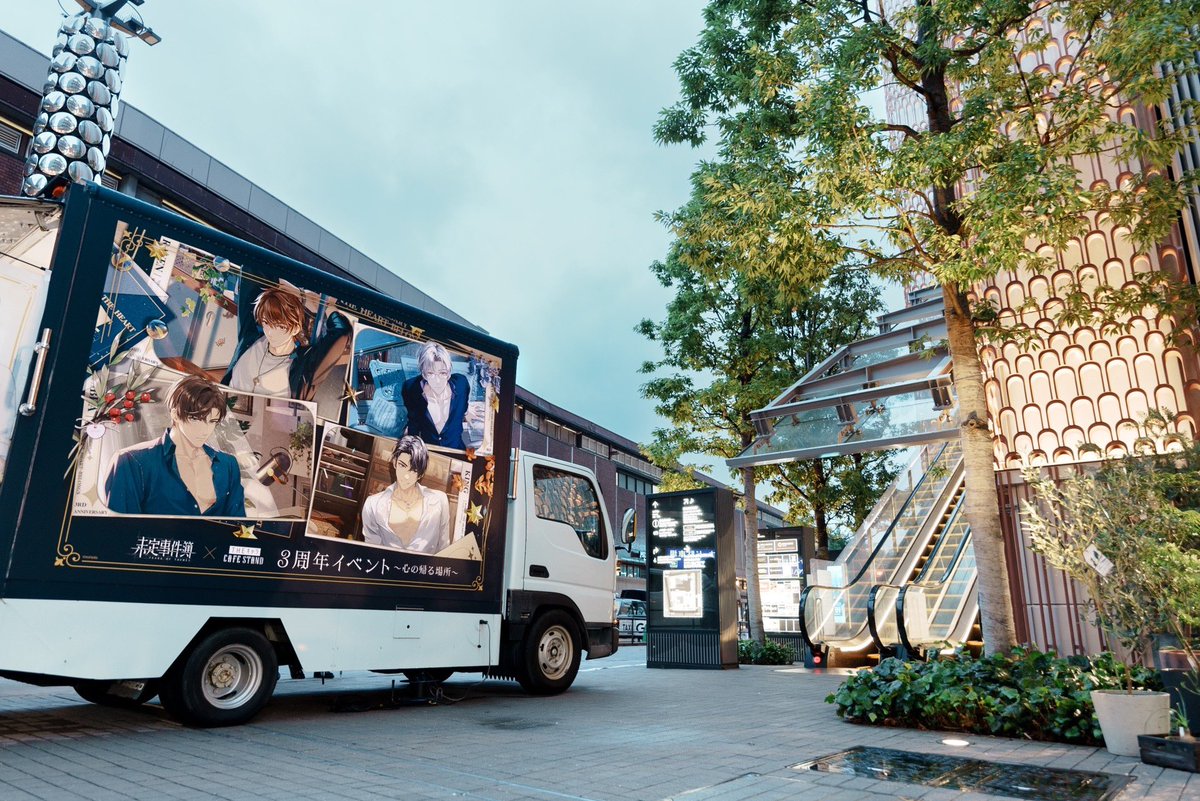 TearsofThemisJP's tweet photo. 【✦未定事件簿 × THEキャラCAFÉ STAND ✦】
＼🏠#心の帰る場所🏠／

いよいよ明日、東急歌舞伎町タワーでキッチンカー&amp;SHOPが期間限定でオープン!
カレのイメージドリンク、「家」を再現した特別な空間✨、フォトスポット📸など楽しみが盛り沢山💖
お越しをお待ちしております🌹

#未定事件簿
#NXX3rd https://t.co/ybQGGTzP1a