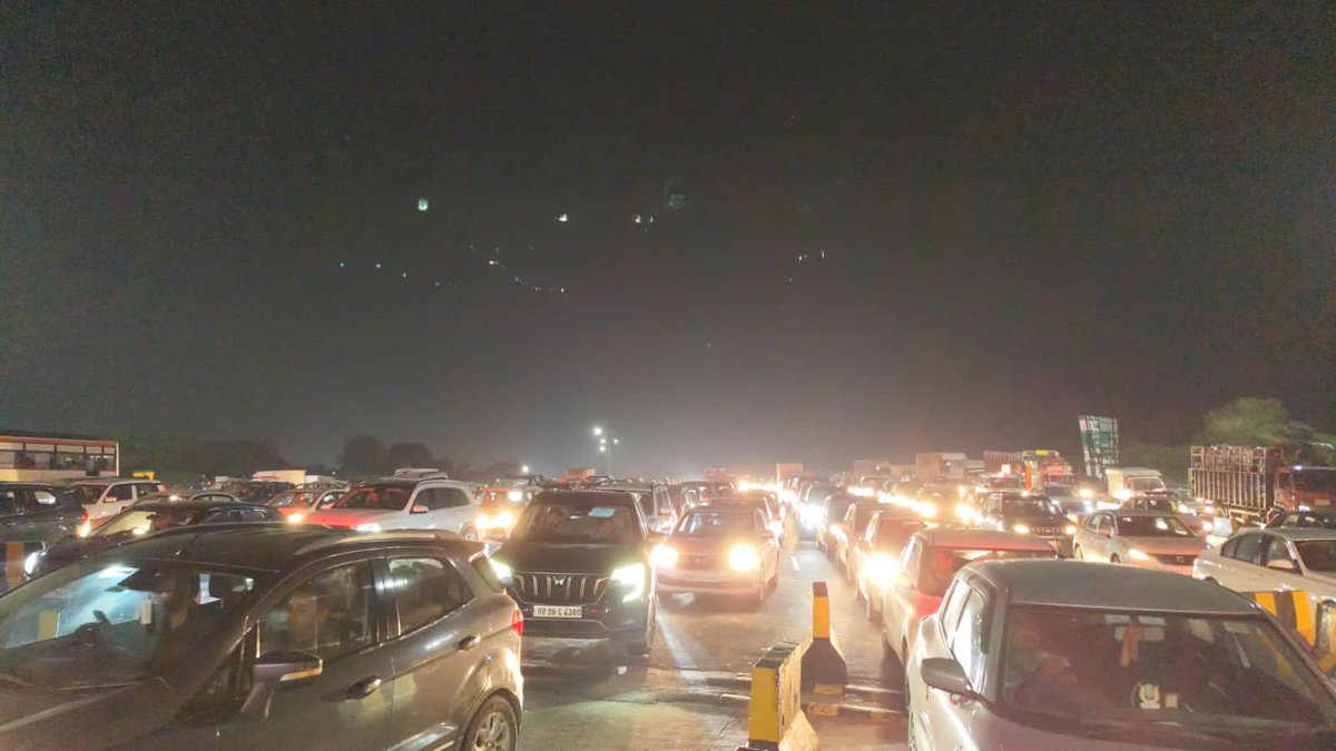 8Ur_reflection's tweet photo. #Remove_GGN_FBD_TOLL

We are facing a daily Chaos at Gurgaon Faridabad Toll a traffic jam that is 3km long and for that we have to pay 60 rs daily both ways. Please remove this toll as this is 12 year old toll and recovered far more that their investments and projections. https://t.co/J2EUjyg5ka
