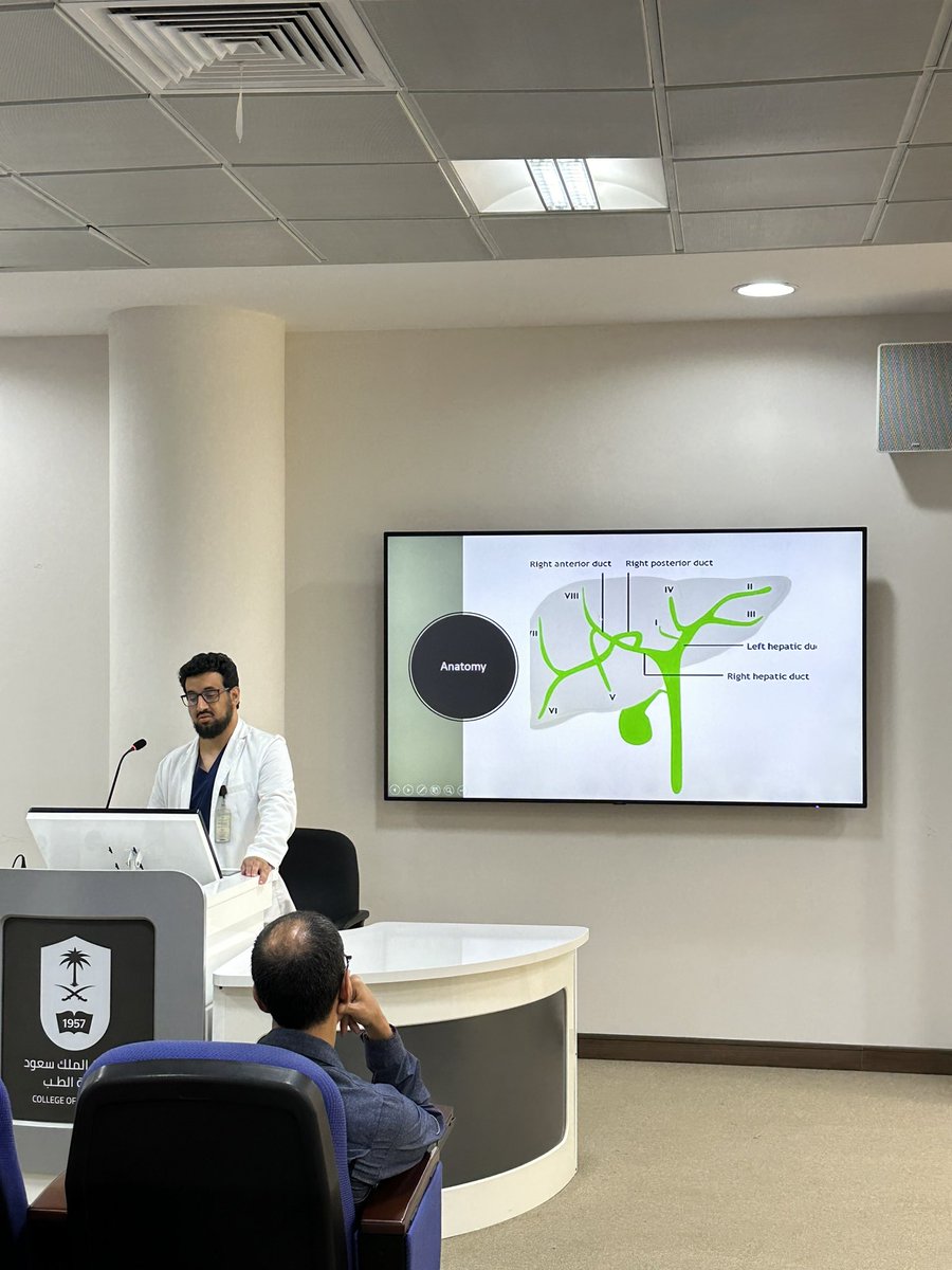 Naif_87's tweet photo. Dr. Sultan Alharbi talking about intrahepatic and extraheparic biliary anatomy and variants in the percutaenous cholangioscopy course.
#IRscopes
#ColorfulIR
#Irad https://t.co/shCCVg8WI6