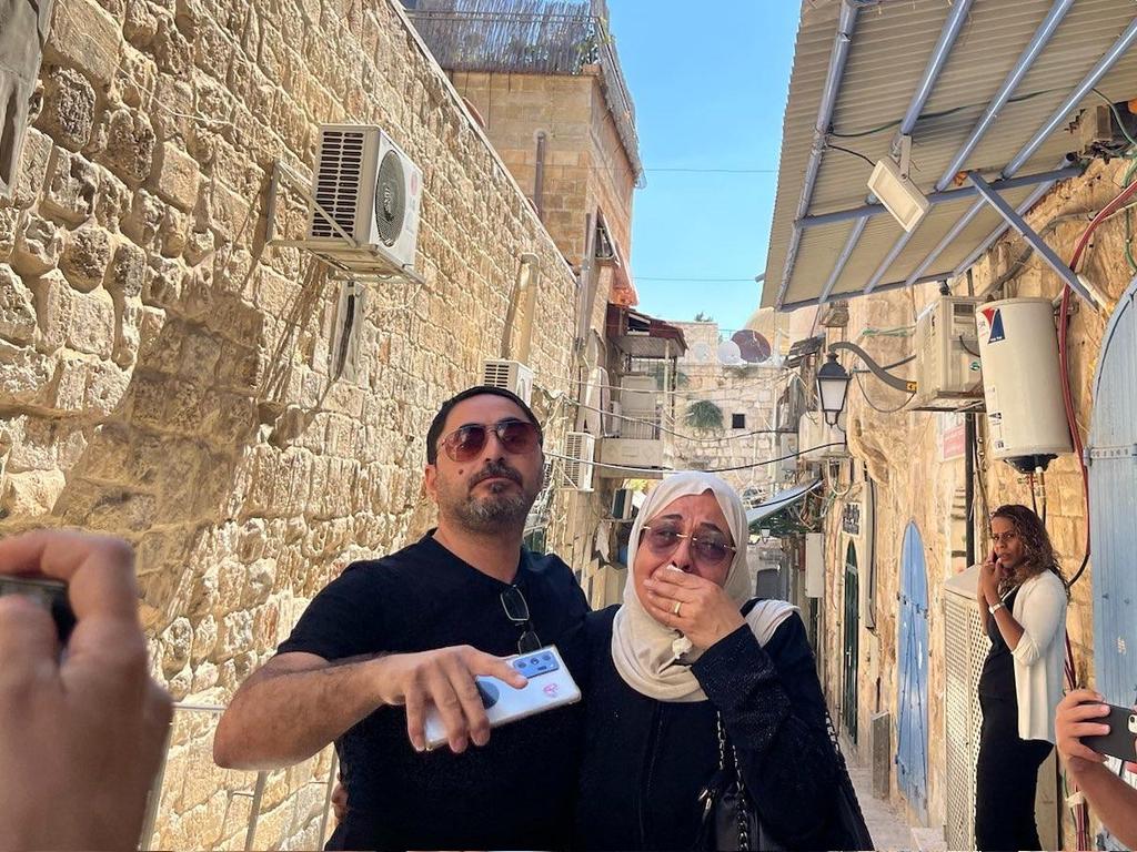 في مثل هذا اليوم من العام الماضي، قامت إسرائيل بتهجير عائلة غيث وسرقت منزلها في البلدة القديمة بالقدس وأعطته للمستوطنين. كانت نورا تشعر بتوعك وأمضت بضع ساعات خارج منزلها لأسباب طبية. الشرطة الإسرائيلية استغلت مرضها