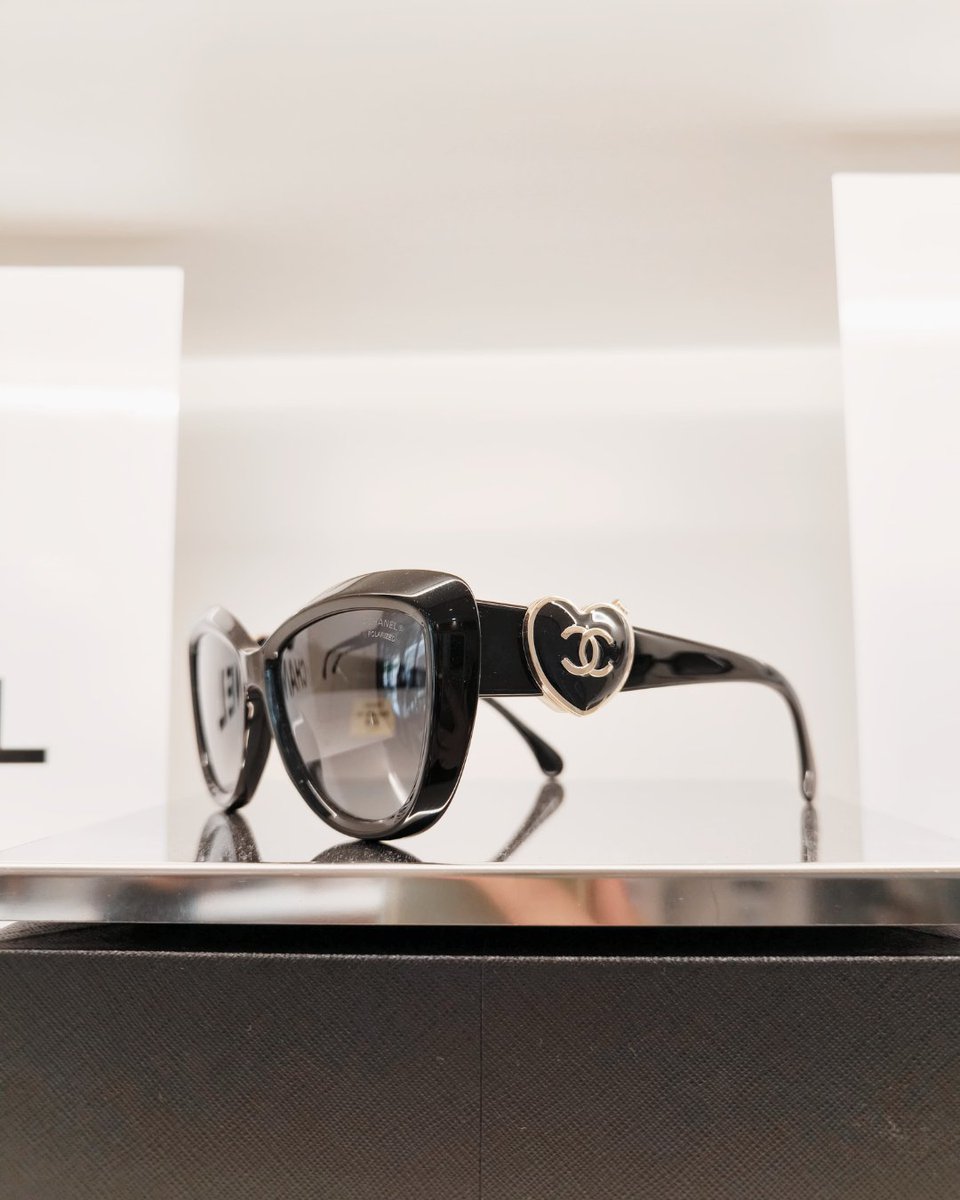 OPTICARUEDA's tweet image. Les ulleres de sol Chanel són més que ulleres.✨ Representen l'elegància, el glamour, la moda, l'exquisidesa… ✨Models atemporals que no passen de moda i es converteixen en una inversió a futur!

 #gafasdesol #eyewear #opticarueda