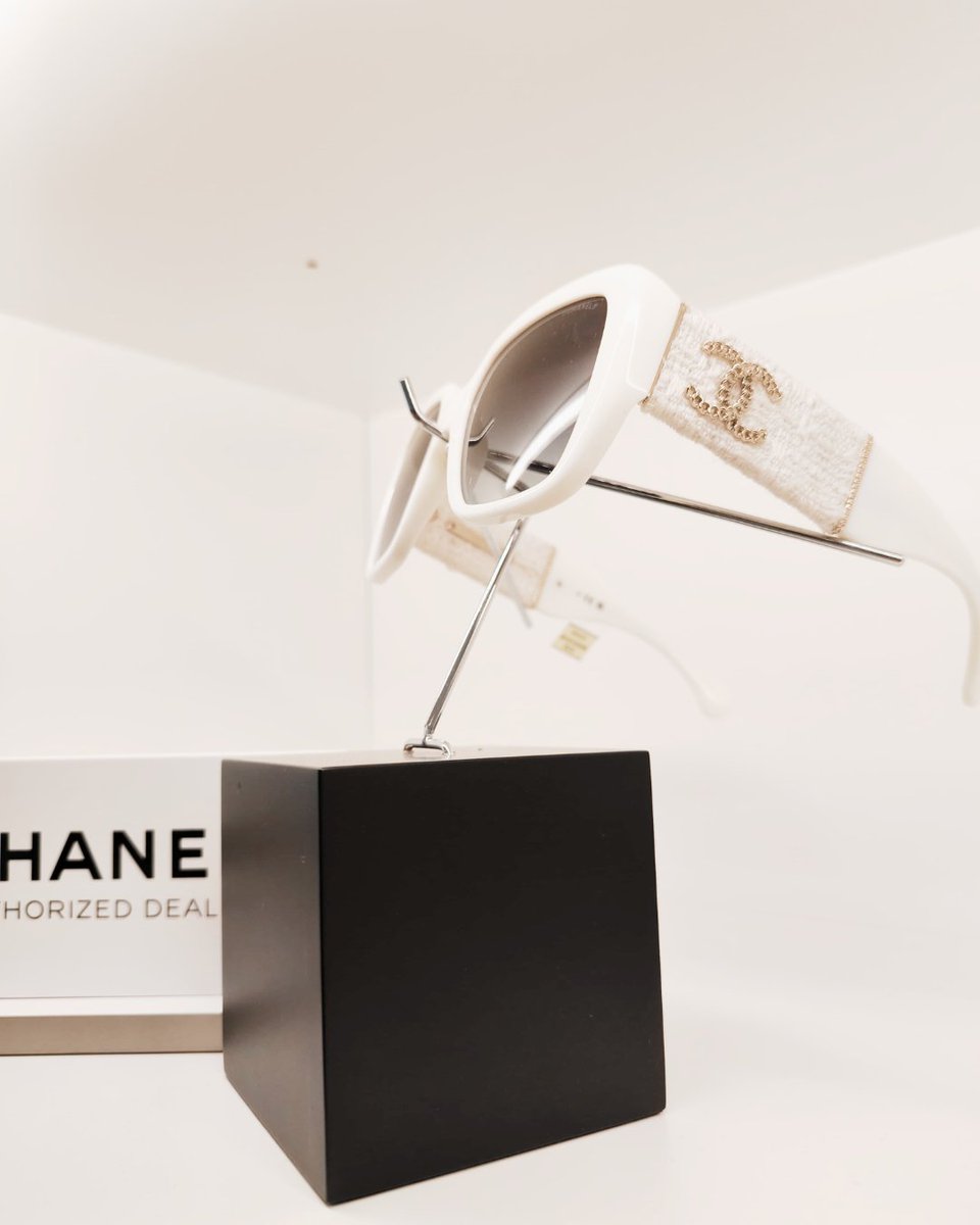 OPTICARUEDA's tweet image. Les ulleres de sol Chanel són més que ulleres.✨ Representen l'elegància, el glamour, la moda, l'exquisidesa… ✨Models atemporals que no passen de moda i es converteixen en una inversió a futur!

 #gafasdesol #eyewear #opticarueda