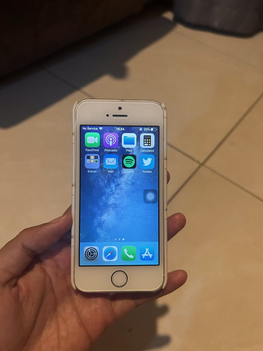 Lu2ulul's tweet photo. iphone 5S aku masih bisa nyala dan masih enak dipake kecuali batrenya yg cepet abis, wajar sie capnya aja cuma 1000an mAh. Is it considered as a vintage stuff? https://t.co/4pIDtls1Fy