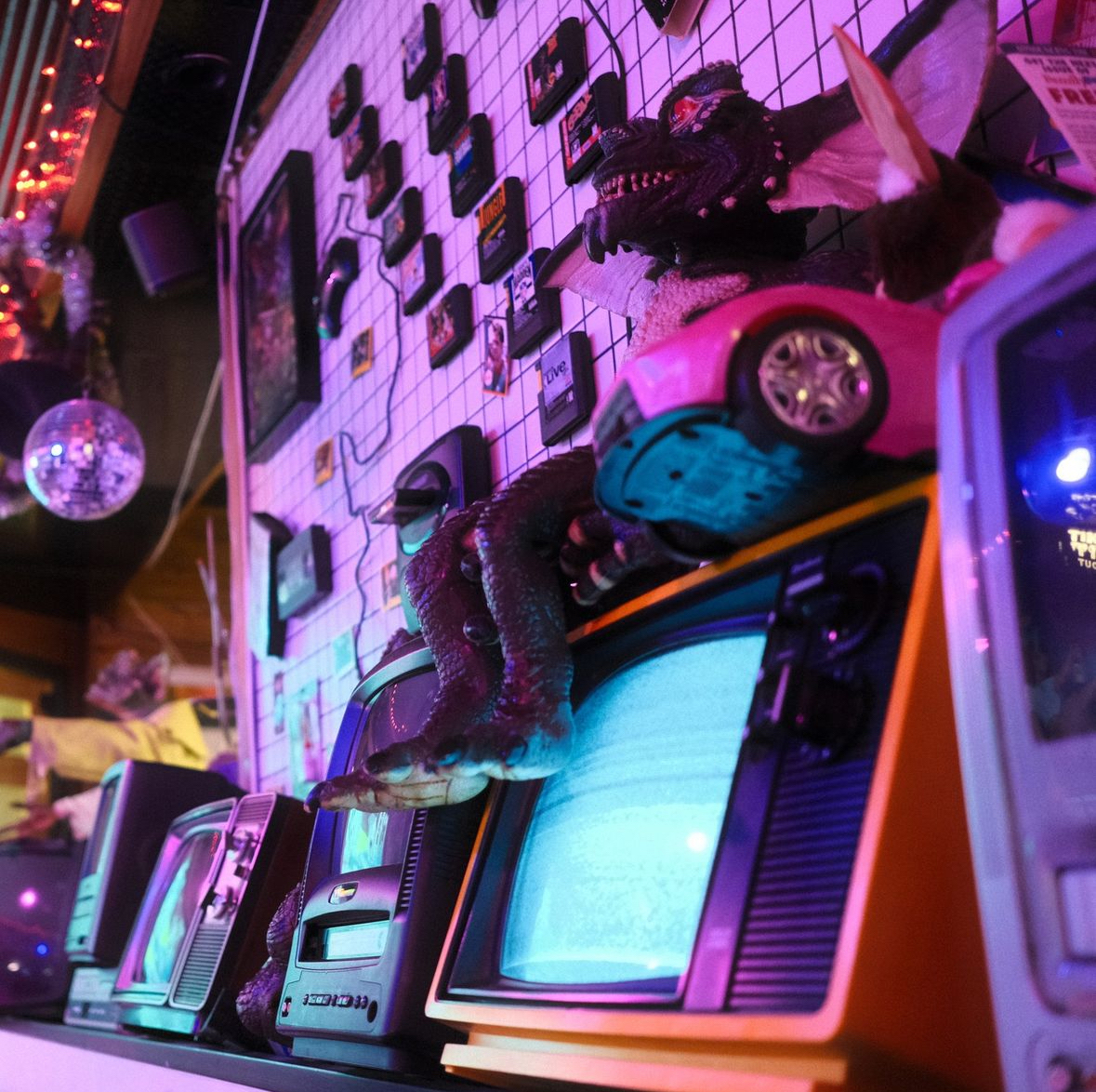 A little bit of this 🪩🍸🛼📺  and a little bit of that 🍔🛠️⚡️🕹️

Thanks @abinthestreets for stopping by the #RepairShop 📸