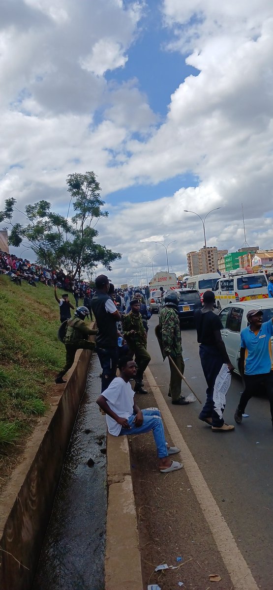 mohamedosmanMsa's tweet photo. BREAKING NEWS : IF THIS POST APPEARS ON YOUR TIMELINE KINDLY RETWEET .THIKA ROAD IS A NO GO ZONE ALL GENZ SHOULD RETWEET AND END BAD GOVERNMENT (#RutoMustBeStopped HAPPENING NOW"Githurai "BREAKING NEWS" Juja #RutoMustBeStopped ) https://t.co/08WZR33hqx