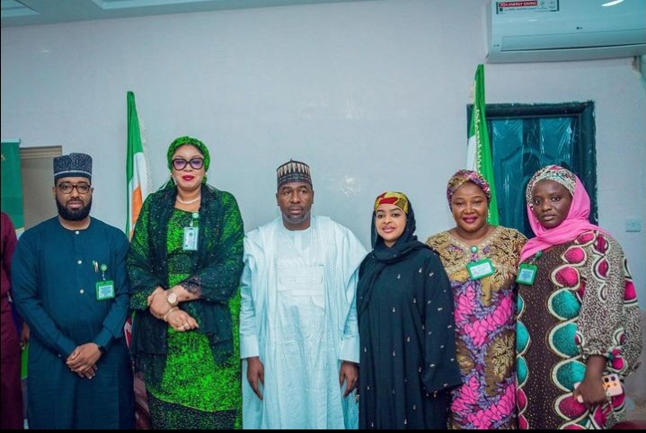 Rayyan_Tukur's tweet photo. The Senior Special Assistant to the President on #SchoolFeedingProgram Dr Yetunde Adeniji was engaged with many discussions with major stakeholders like the speaker of the KSHA, members of the Parliament and lots, but her message to them was about the future of children. https://t.co/Xnnq35JzMi
