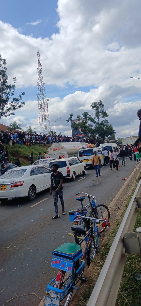 mohamedosmanMsa's tweet photo. BREAKING NEWS : IF THIS POST APPEARS ON YOUR TIMELINE KINDLY RETWEET .THIKA ROAD IS A NO GO ZONE ALL GENZ SHOULD RETWEET AND END BAD GOVERNMENT (#RutoMustBeStopped HAPPENING NOW"Githurai "BREAKING NEWS" Juja #RutoMustBeStopped ) https://t.co/08WZR33hqx