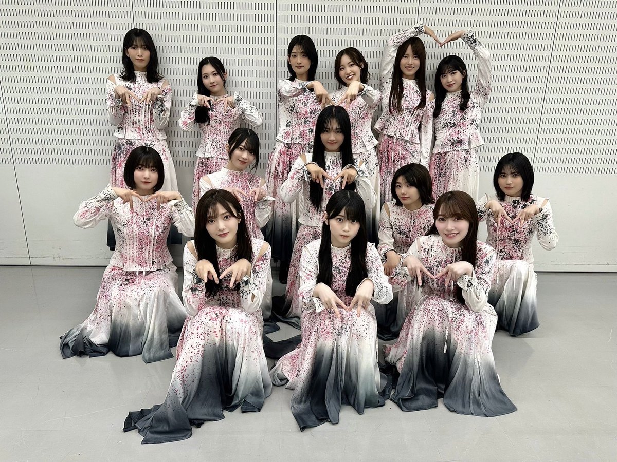 Mst_com's tweet photo. 【#Mステ 生放送中】 

このあとは #櫻坂46👏

山下瞳月さん初センターの最新曲
「自業自得」を披露❤️🩵

💬コメント
🌸山下さん「私が何度かしているポーズには、猫と三期生の3という意味が込められているので是非そこにも注目して見てください！」

🌸田村さん「イントロとラストサビに出てくる腕のダンスにご注目ください」

🌸守屋さん「今回は手の細かい振り付けがポイントなのでぜひ真似してみて欲しいです」

🌸山﨑さん「センターの山下は、ワックダンスというジャン��のダンスが得意で、ラスサビ前にソロで山下が踊るところがあるのですが、そこの腕捌きが観ていてとても気持ちいので注目していただきたいです！」

🌸松田さん「恋愛的な歌詞かと思えば、そうじゃなくても自分に当てはまることのできる歌詞かなと思っています。自分が過去に出した答えに迷ってる方にも聞いていただきたいです」

#ウラステ 楽屋で😊✨📷
