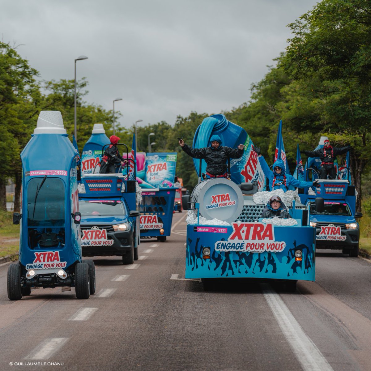 Henkel's tweet photo. For 18 years, the Henkel France #XTRA brand has been riding alongside the cycling teams and spectators of the #TourDeFrance. 🚴♀️ As the athletes breeze past, 5 vehicles shaped like #LaundryBaskets & #LaundryDetergent bottles follow, showering spectators with 405,000 goodies. 🫧 https://t.co/UmA0CklEpf