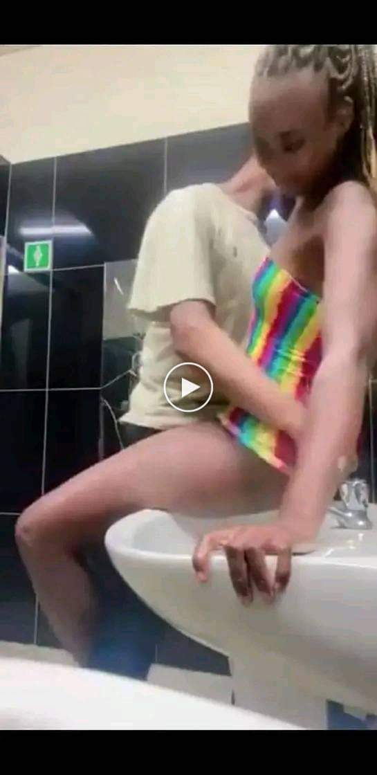 olwethu449's tweet photo. @lau_ghhh Anyone who has this video https://t.co/LgMieDFGvz