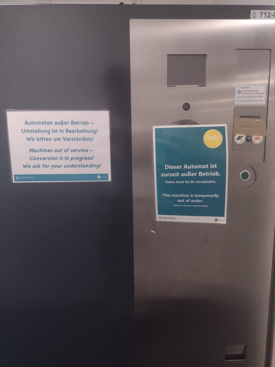lynxpfote's tweet photo. Tag 52ö: Bald kann man zwei Jahre feiern. Ob der Automat schneller repariert/ersetzt wird, als der Umbau von S21 noch dauert? https://t.co/GFpbpOl3Mh