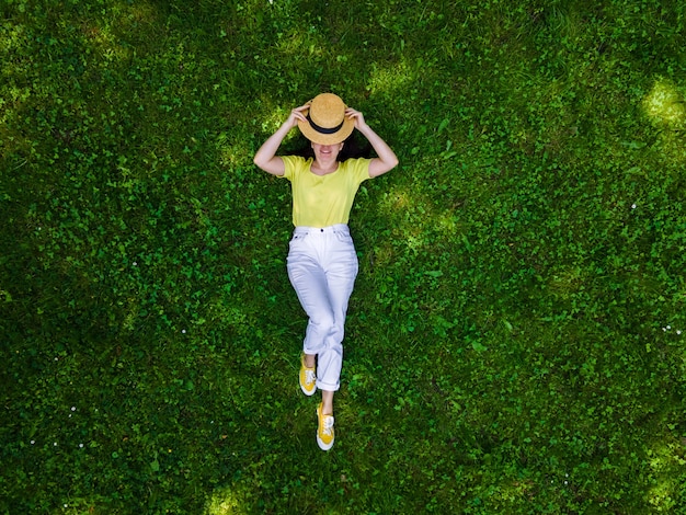 Neobosnovanny's tweet photo. Rejuvenation recipe
Go to the countryside.
Choose a mat of tender herbs.
Lie down and close your eyes.
Feel the scents of honey, flowers, and grass.
And when you feel the breeze caress your body,
Return to the connate desire of communion with nature.
#vss365 DAY 11 #connate https://t.co/eQYsEVTiX7