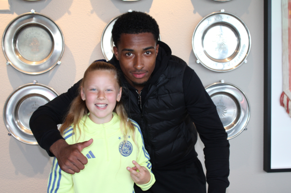 ajaxkidsclub's tweet photo. Het negenjarige prijswinnaartje Keetie kwam naar De Toekomst om Silvano Vos te interviewen. Wat was dat leuk! Snel terug te lezen in het volgende #Ajax Kids Clubblad! ❤️ https://t.co/0bqur17pNu