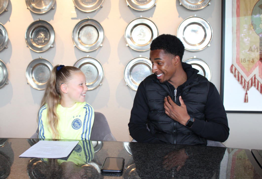 ajaxkidsclub's tweet photo. Het negenjarige prijswinnaartje Keetie kwam naar De Toekomst om Silvano Vos te interviewen. Wat was dat leuk! Snel terug te lezen in het volgende #Ajax Kids Clubblad! ❤️ https://t.co/0bqur17pNu