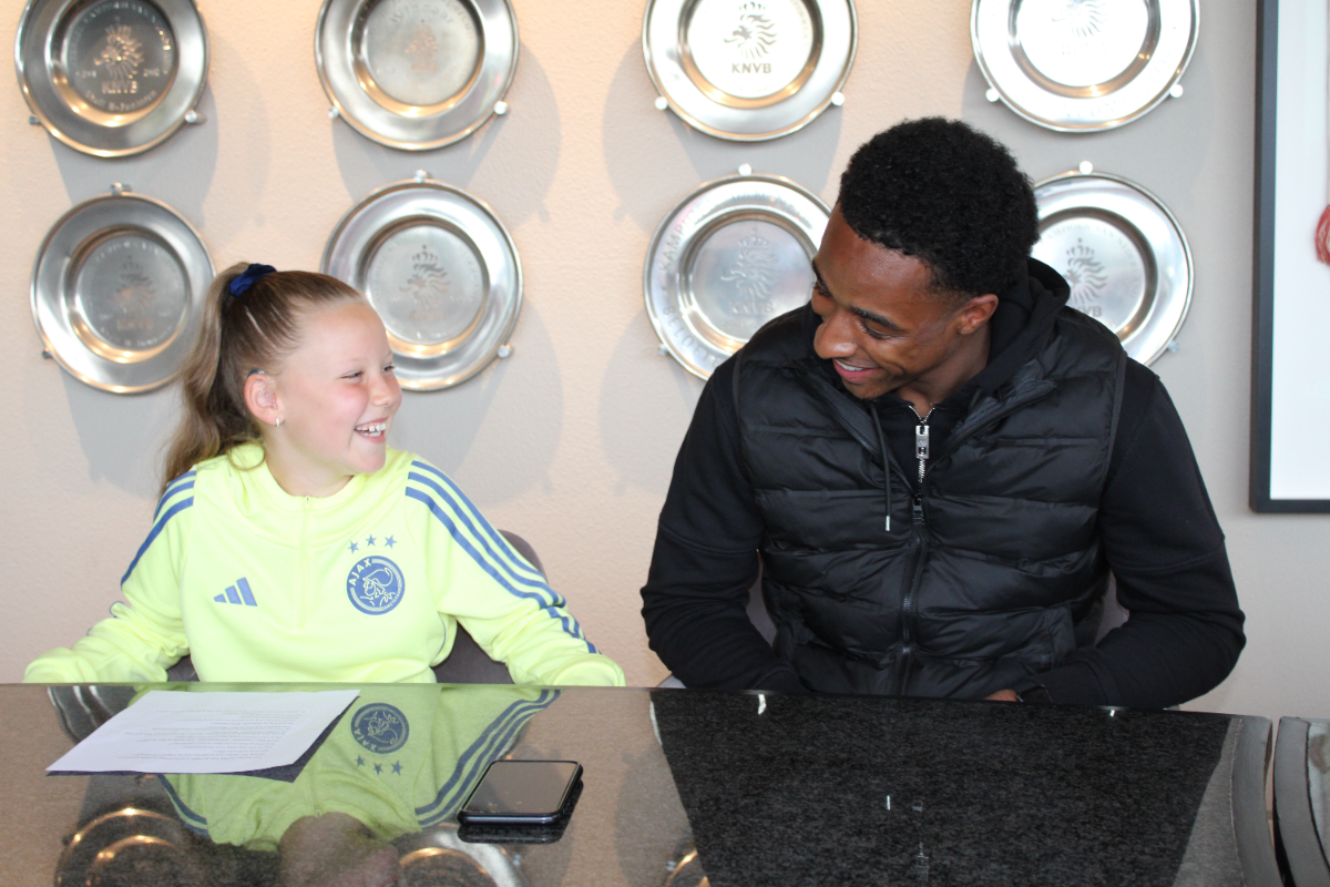 ajaxkidsclub's tweet photo. Het negenjarige prijswinnaartje Keetie kwam naar De Toekomst om Silvano Vos te interviewen. Wat was dat leuk! Snel terug te lezen in het volgende #Ajax Kids Clubblad! ❤️ https://t.co/0bqur17pNu