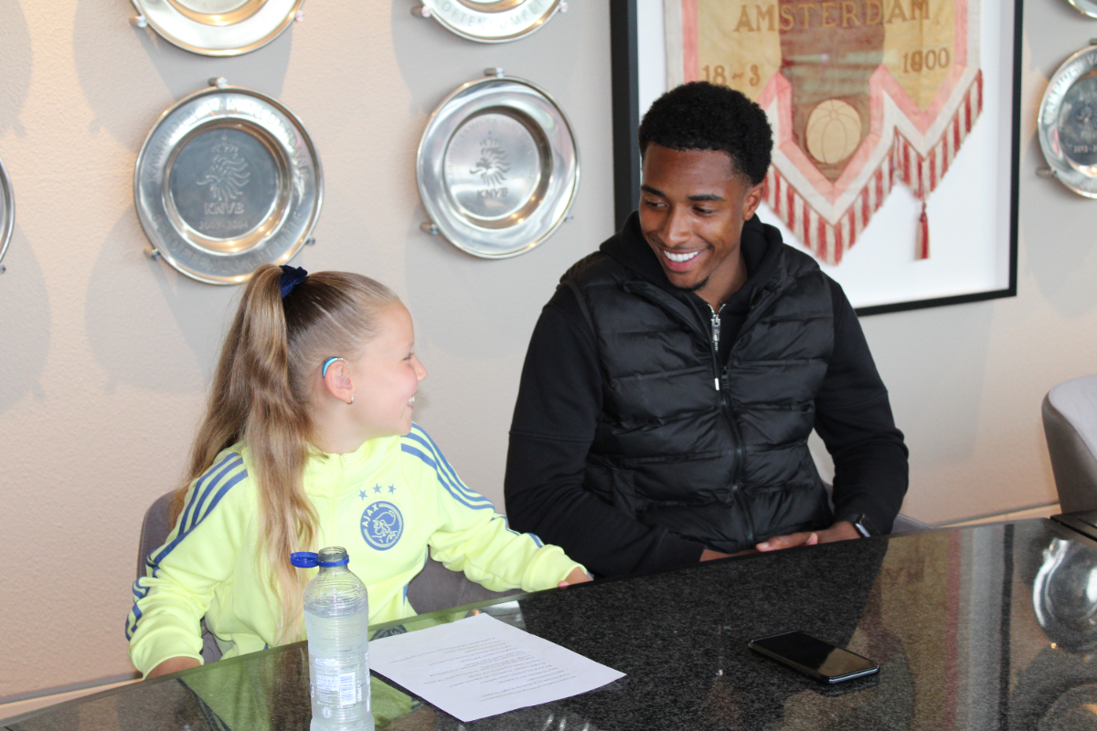 ajaxkidsclub's tweet photo. Het negenjarige prijswinnaartje Keetie kwam naar De Toekomst om Silvano Vos te interviewen. Wat was dat leuk! Snel terug te lezen in het volgende #Ajax Kids Clubblad! ❤️ https://t.co/0bqur17pNu