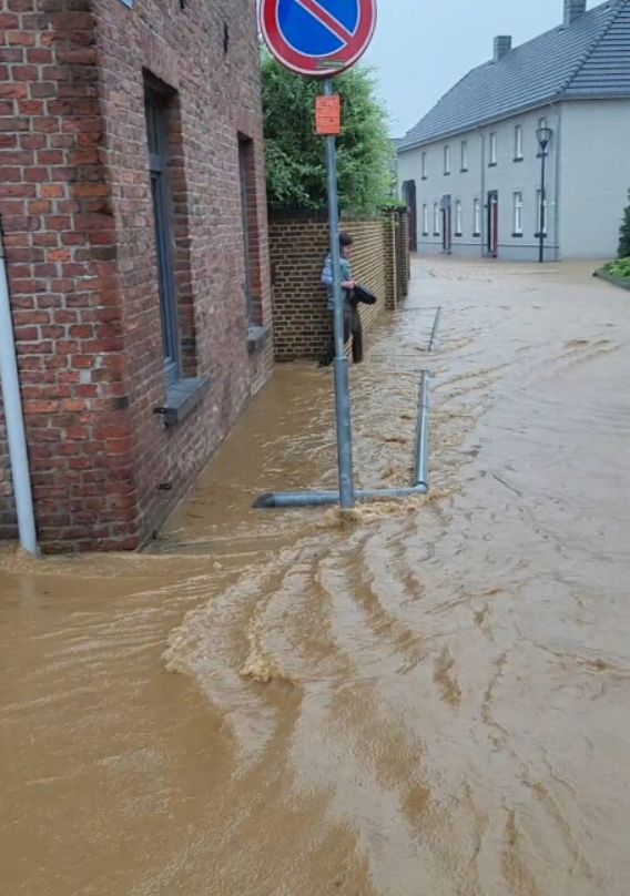 weermanrobert's tweet photo. Er is al 60 a 70 millimeter gevallen. Ook regio Eindhoven 40 millimeter. In Zuid-Limburg komen diverse meldingen van #wateroverlast binnen. Dit zijn beelden van Björn uit #Neerbeek (via @weerwoordbe ) https://t.co/c6OAc4XRoM