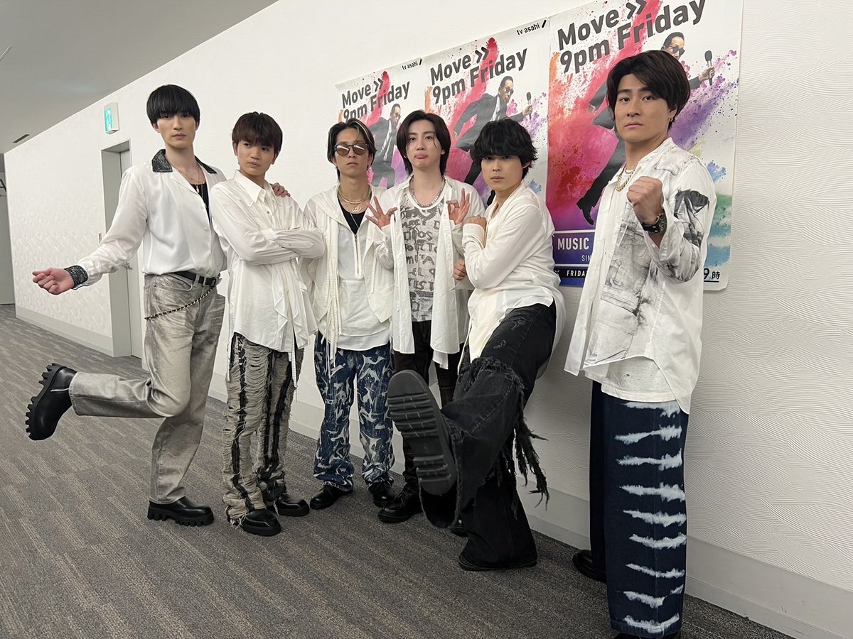 Mst_com's tweet photo. 【#Mステ 生放送中】 

このあとは #SixTONES👏

#京本大我 さん主演映画主題歌
🎹「ここに帰ってきて」
#田中樹 さん出演ドラマ挿入歌
🎸「GONG」

新曲2曲をSP演出で披露💎💎

💬コメント
❤️ジェシーさん「『ここに帰ってきて』は歌詞に注目です。『GONG』はサビ後半の簡単な振り付けを是非覚えてください！」

🩷京本さん「今回は二曲披露なので、バラードとハードロックのギャップを楽しんで頂きたいです」

🖤松村さん「2曲とも違うようで高まる感情の中の曲という共通点があるので、心の集中力を特に大切にしてパフォーマンスしたいです」

💛髙地さん「暑い日が続いていますけど、SixTONESのパフォーマンスのほうが熱いのでご注意を！」

💚森本さん「SixTONESの色がちゃんと濃く出るパフォーマンスになると思います」

💙田中さん「SixTONESの魂の籠ったパフォーマンスをぜひお楽しみください」

#ウラステ 本番前に😀✨📷
