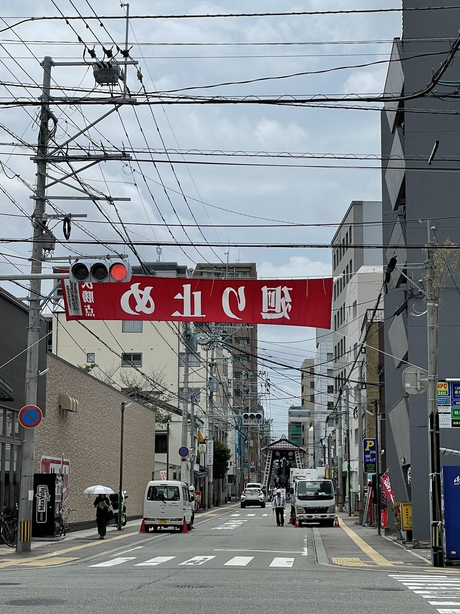 右のトラック前にあるお店「ふるさと」さん。
1️⃣お惣菜を持ち帰り出来る
2️⃣お弁当としてお持ち帰り出来る
3️⃣店内で定食提供してる

タクシーの運転手さん達の憩いの場でもあって味はお墨付き。
リーズナブル✨
控えめに言って最高🤩👍
#博多祇園山笠